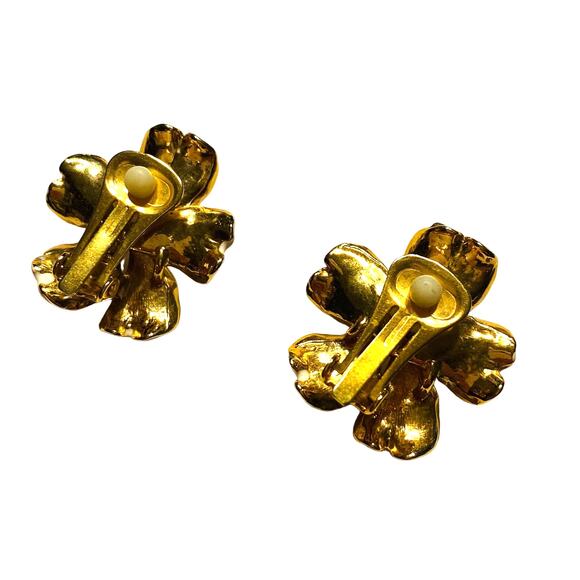 Vintage clip on earrings goldtone & creamy white enamel flowers casual romantic - Picture 3 of 8